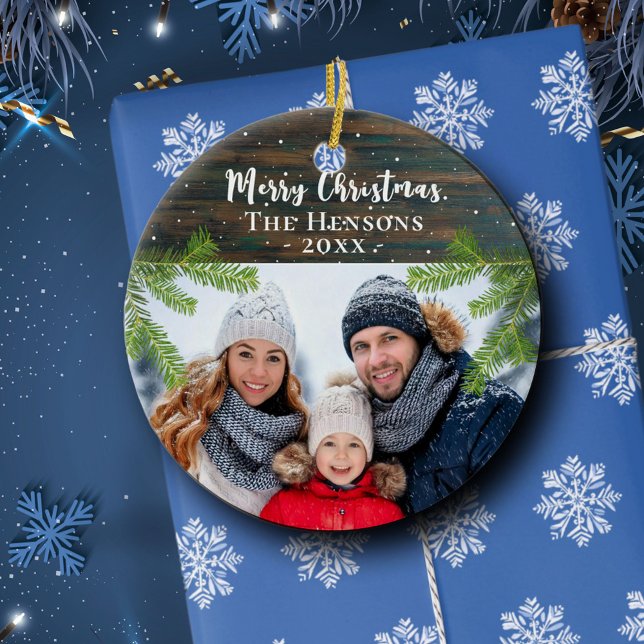 Rustikales Holz Pine Frohe Weihnachtsfamilie Foto Keramik Ornament (Von Creator hochgeladen)