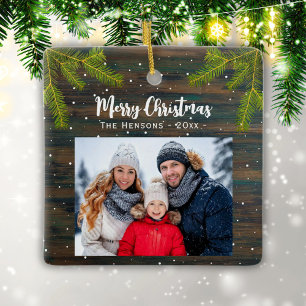Rustikales Holz Pine Frohe Weihnachtsfamilie Foto Keramikornament