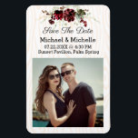 Rustikales Holz Save the Date unseres Hochzeitsmag Magnet<br><div class="desc">Das ist ein Vintager,  eleganter und schöner,  individualisierbarer rustikaler Kühlschrank Magnet in einem Holzkornhintergrund und bordeauxfarbenen Blume,  um Ihre Familie und Freunde an Ihren besonderen Tag zu erinnern. Sie können dies mit Ihrem Foto personalisieren und den Text des Magneten ändern. Lass sie Save the Date und vergiss nicht!</div>