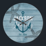 Rustikales Holz Starfish Custom Family Beach House Große Wanduhr<br><div class="desc">Rustikales und elegantes blaues Holzdesign. Starfish Briefmarke Overlay mit Anker solide Grafik. Benutzerdefinierter Familienname in fett formatierten Sans Serif Schriftart und chic Skriptfamilie Typografie. Der gesamte Text ist einstellbar. Schönes Design für Strandhaus,  Ferienhaus Zuhause,  Boot oder nautische Wohngestaltung.</div>