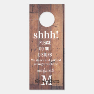Rustikales Holz stört das Monogramm des Stalls nic Türanhänger