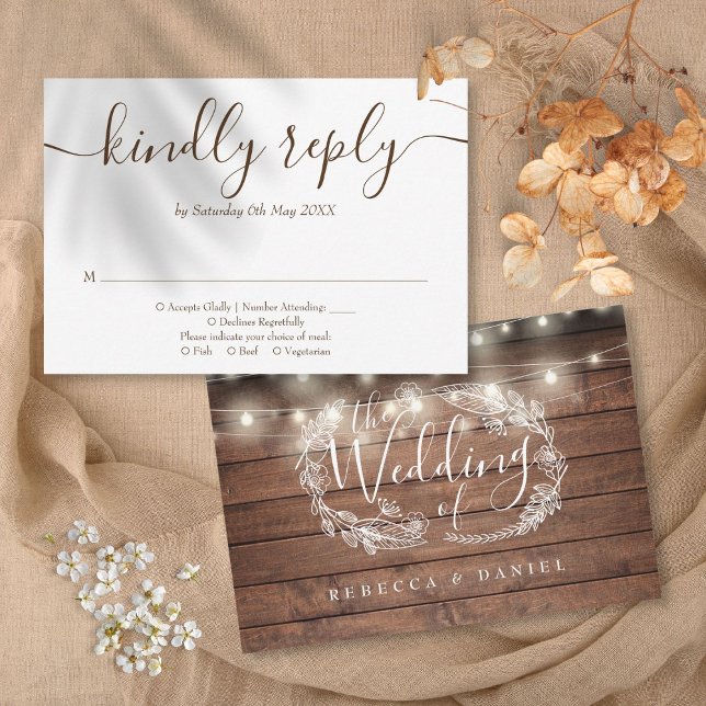 Rustikales Holz String Lights Blumenzettel RSVP Karte (Rustic Wood String Lights Floral Script RSVP Card)