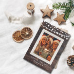 Rustikales Holz-String Lights Merriest Weihnachts- Feiertagskarte<br><div class="desc">Rustikales Holz String Lights Merriest Weihnachts Foto Holiday Card - Der perfekte Weg,  um Ihre Weihnachtsgrüße in dieser Urlaubssaison zu senden. Die Karte zeigt Ihr Lieblingsstift in unserem Holzrahmen mit leuchtenden Saitenleuchten,  die über dem Kopf hängen. Die Karte ist Teil einer Sammlung.</div>
