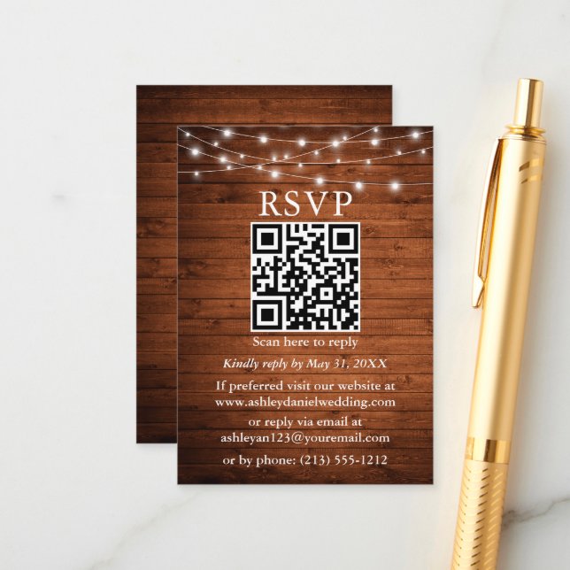 Rustikales Holz String Lights QR Wedding RSVP Begleitkarte (Vorderseite/Rückseite Beispiel)
