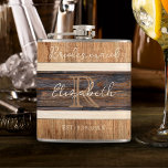 Rustikales Holz Tone Hochzeit Bridesmaid Flachmann<br><div class="desc">Die rustikale Holztone Hochzeitsflasche ist ein hervorragendes Geschenk für Ihre Hochzeitsfeier oder Ihren Junggeselinnen-Abschied.</div>