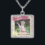 Rustikales Holz und rosafarbene Blüten - Foto und  Sterling Silberkette<br><div class="desc">Charmante personalisierte Halskette mit rustikalem Holzeffekt,  mit hübschen rosa und weißen Blume dekoriert. Ein niedlicher,  weißer Zaun und handwerkliche Stilherzen tragen dazu bei,  Ihr Bild zu rahmen und geben einen decoupage Look. ***Alle Designelemente sind gedruckt***</div>
