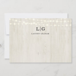 Rustikales Holz- und String-Lights Monogramm Mitteilungskarte