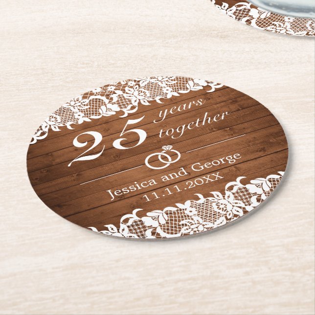 Rustikales Holz und weiße Spitzen Jahrestag Runder Pappuntersetzer (Angewinkelt)