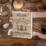 Rustikales Holz - Willkommen im Namen CABIN Holzkisten Schild<br><div class="desc">Willkommen Gäste in Ihrer Hütte mit diesem rustikalen Holz WILLKOMMEN AUF DEN NAMEN FAMILY CABIN Zeichen mit dem Jahr festgelegt Datum oder anderen Text. Kontaktieren Sie den Designer über den Zazzle Chat oder makeitaboutyoustore@gmail.com ,  wenn Sie ein verändertes Design oder ein anderes Produkt wünschen.</div>