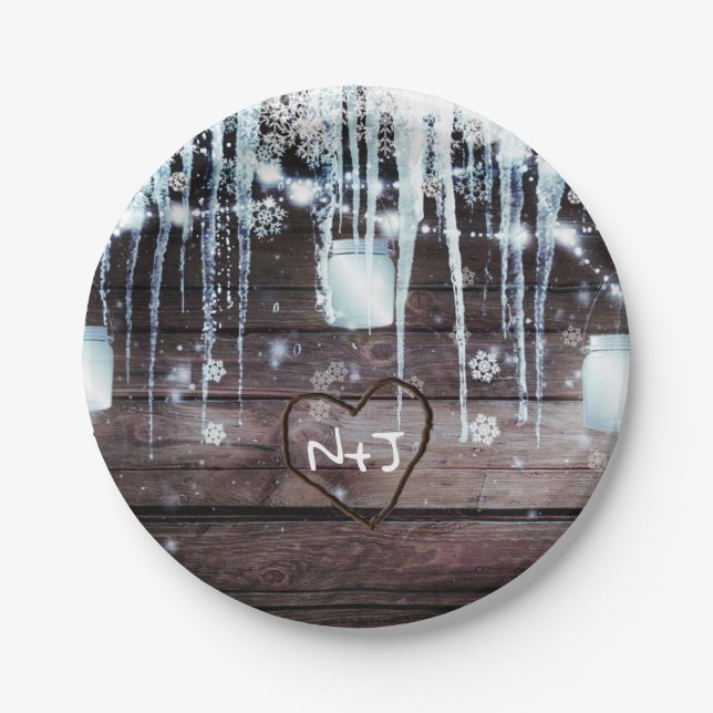 Rustikales Holzfass & Lights Winterstall Hochzeit Pappteller (Vorderseite)