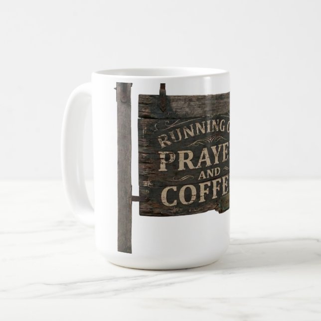 Rustikales Holzschild läuft auf Gebet & Kaffee Kaffeetasse (Vorderseite Links)