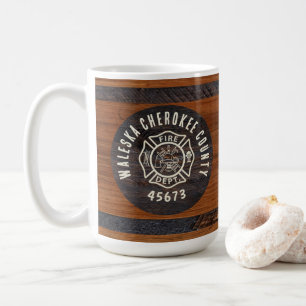 Rustikales Holzton-Feuerwehrmann-Emblem Kaffeetasse