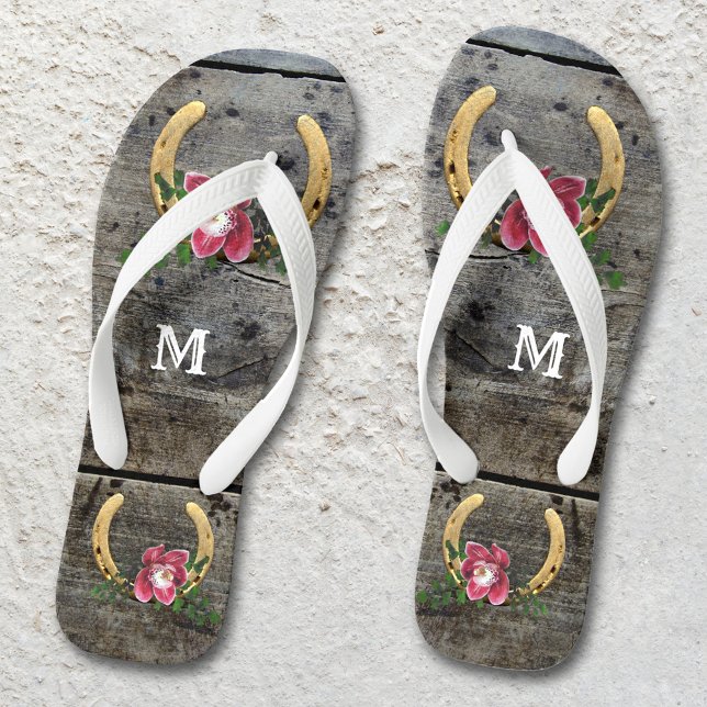 Rustikales Hufeisen Romantische Flip Flops (Romantic design flip flops featuring gold painted horse shoes with flowers on rustic wood - bridal)