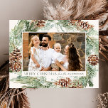 Rustikales Kieferkiefer Kranz 2 Foto Feiertagspostkarte<br><div class="desc">Elegante Ferien-Postkarte mit einem Aquarellkranz aus Kiefernbäumen,  Kiefernbäumen und üppiger Vegetation mit einem hellen cremefarbenen Hintergrund. "Frohe Weihnachten" wird in dunkelgrüner Schrift angezeigt. Personalisieren Sie die Vorderseite der Pinienkegel-Urlaubskarte mit Ihrem horizontalen Foto und Familiennamen. Die Karte kehrt zurück,  um Ihre Rücksendeadresse,  ein zusätzliches Foto und Ihre persönliche Nachricht anzuzeigen.</div>
