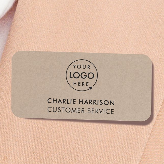 Rustikales Kraft-Logo | Moderne Mitarbeiter Namensschild (Rustic Kraft company branded staff name tags for team & employee identification.)