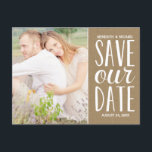 Rustikales Kraft Paper Foto Save the Date Ankündigungspostkarte<br><div class="desc">Dieses rustikale Foto im Kraftpapier-Stil Save the Date auf der Postkarte enthält den Text "Rett unser Datum" in lässiger handgeschriebener Typografie. Die weiße Schrift wird durch hellbraunes Kraftpapier gestützt. Passen Sie Ihre Hochzeitsdetails und Ihr Lieblings-Foto an. Fügen Sie auf der Rückseite der Postkarte weitere Details hinzu.</div>