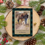 Rustikales Kraft Winter Kariertes Weihnachtsfest F Folien Feiertagskarte<br><div class="desc">Verpassen Sie Ihren Urlaub mit unseren rustikalen,  eleganten Fotokarten mit einem winterlichen Buffalo-karierten Muster und einem kraftvollen Hintergrund,  der Ihr vertikales Foto umrahmt. Personalisieren Sie sich mit zwei Textzeilen,  die mit "Frohe Weihnachten" und Ihrem Familiennamen angezeigt werden. Die Goldfolienbesetzung fügt diesem festlichen Design eine luxuriöse Touch hinzu.</div>