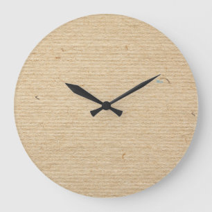 Rustikales Kraftpapier: Texturierter Hintergrund. Große Wanduhr