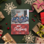 Rustikales Land Kariert Frohe Weihnachten Familie<br><div class="desc">Diese Fotokarten sind der beste Weg, um in dieser Urlaubssaison warme Wünsche zu senden. Das Design weist ein rotes, weißes und schwarzes Flanellmuster auf der Vorderseite mit dem Text "Frohe Weihnachten", der geändert werden kann und einem Ort, um Ihren Familiennamen und das Jahr. Die Rückseite ist das gleiche karierte rote...</div>