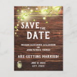 Rustikales Land Mason String Leuchten Save the Dat Postkarte<br><div class="desc">Rustikales Land Hochzeitsholzmauerwerk Krug Reihe von Lichter Baum Zweig mit grünen Blätter Save the Date Postkarte. Die leuchtende Lichterkette beleuchtet die grünen Blätter mit einem schönen rustikalen dunkelbraunen Holz. Dieses rustikale Hochzeitsdesign ist für Ihre Hochzeit im Freien oder für Ihre Hochzeit im Western individuell gestaltet. Sie können sich anpassen, indem...</div>