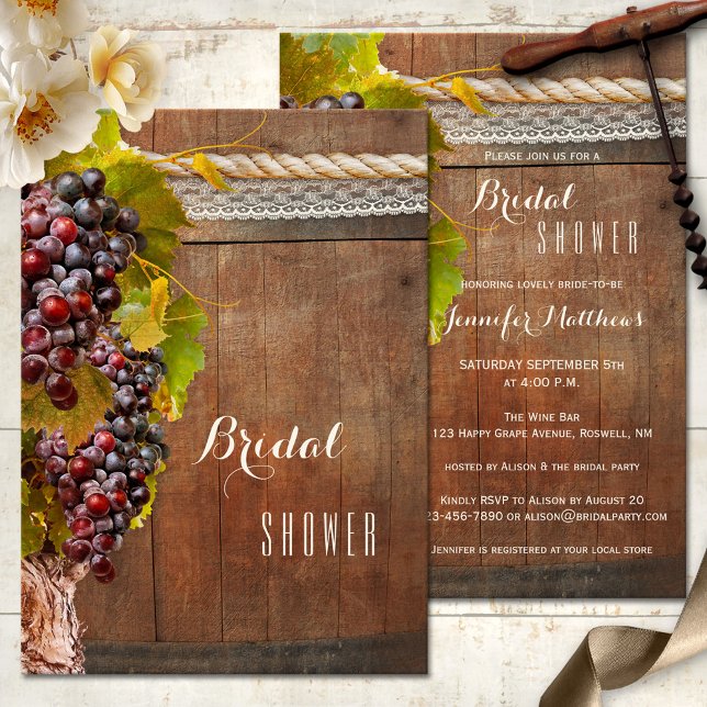 Rustikales Landweintheater Brautparty einladen Einladung (A wine themed bridal shower invitation featuring vines with grapes, rope and lace on rustic wood)