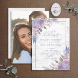 Rustikales Lavender Lilac Gold Floral Foto Hochzei Einladung<br><div class="desc">Mit diesem trendigen lila Lavendel Aquarell-Design schaffen Sie die perfekte Hochzeitseinladung. Freuen Sie sich auf ein äußerst hübsches Design aus lila, lavender und staubigen, rosa Blume in Rosa, hellen Imitaten Carrera Marmorhintergrund, handgeschriebene Schriftzeichen und Imitate mit Goldstaub. Auf der Rückseite der Einladung wird Ihr Lieblings-Verlobung-Foto angezeigt. Kontaktieren Sie Designer für...</div>