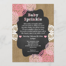 Rustikales Mädchen, das Baby besprühen, lädt Einladung