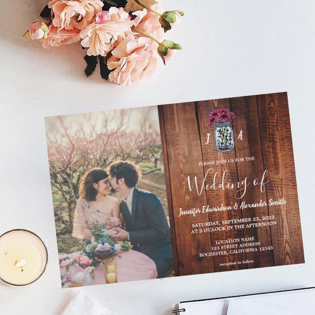 Rustikales Mason Jar Stallholz Monogramm Foto Hoch Einladung (Rustic barn wood mason jar monogrammed photo wedding  invitation.)