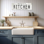 Rustikales modernes Bauernhaus Küche & City Long Leinwanddruck<br><div class="desc">Entspannen Sie in unserem Wohnzimmer mit unserem exquisiten Stretched Leinwand Wall Art Kitchen Sign, wo zeitloser Charme und moderne Bauernästhetik aufeinander treffen. Dieses Kunstwerk verbindet mühelos rustikale Eleganz mit einem industriellen Vorsprung, mit einem zerrissenen und bedrängten Hintergrund aus weißem Imitat, der durch das Zerkleinern von Farben und verwitterten Texturen ein...</div>