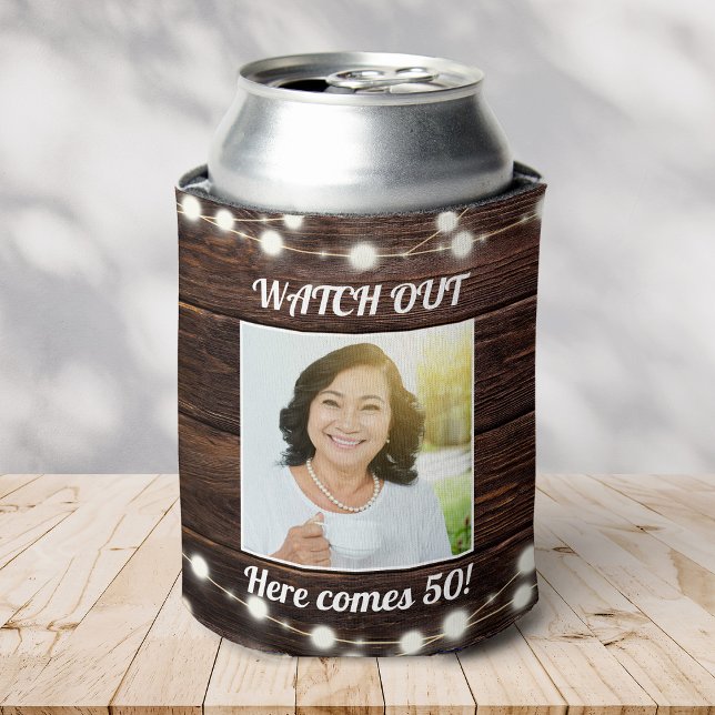 Rustikales modernes Foto 50. Geburtstag Stilvoll Dosenkühler (a wooden-patterned koozie with "Watch Out Here comes 50!" text. Features a Photo and string lights )