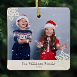 Rustikales modernes Foto Snowflake Familienname Ke Keramikornament<br><div class="desc">Niedliches Foto mit rustikalen,  modernen Paperschnitt-Schneeflocken und eigenem Familiennamen und Jahr. Auf der Rückseite befindet sich eine Krafty Papercut Schneeflocke auf trendigem staubigen Grün.</div>