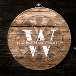 Rustikales modernes Monogramm Familienname Vintage Dartscheibe<br><div class="desc">Dieses moderne, rustikale Dartboard besticht durch ein familiäres Monogramm und einen Namen in einem druckbaren, mittelbraunen Holzrahmen in einem Retro-Vintagen Typografie-Design. Passen Sie mit Ihrem Familiennamen und Initialen auf und machen Sie dies zu einem einzigartigen Zuhause für das Bauernhaus Seehaus, die familiäre Hütte oder die Landhütte - oder Ihre gemütliche...</div>