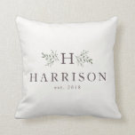 Rustikales, monogramm, frisch verheiratetes Kopfki Kissen<br><div class="desc">Dieses Kopfkissen wurde für die Koordination mit der Rustic Monogram Kollektion von Lea Delaveris Design konzipiert und verfügt über einen ersten, von Zweigen umgebenen Kissen sowie einen Nachnamen und ein feststehendes Datum. Die Rückseite ist mit einem koordinierenden karierte von Rosinenschatten aus lila Farngrün und Beerenrot versehen. Dieses Kissen ist ein...</div>