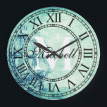 Rustikales Monogramm für Vintage Schiffe Große Wanduhr<br><div class="desc">Ein schönes, einzigartiges, einzigartiges personalisiertes Design mit einem Imitat-rustikalen Segel-Vintag Segelhintergrund mit einem Monogramm Ersteintrag in einem fett gedruckten Schriftart und einem schwarzen Skript-Nachnamen. Personalisieren Sie diese Uhr, indem Sie Ihre persönlichen Daten hinzufügen. Macht eine große Hochzeit, Jahrestag oder Hauswärme Geschenk. Klicken Sie auf "Personalisieren Sie diese Vorlage", um die...</div>