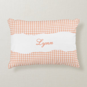 Rustikales orangefarbenes Gingham mit personalisie Dekokissen