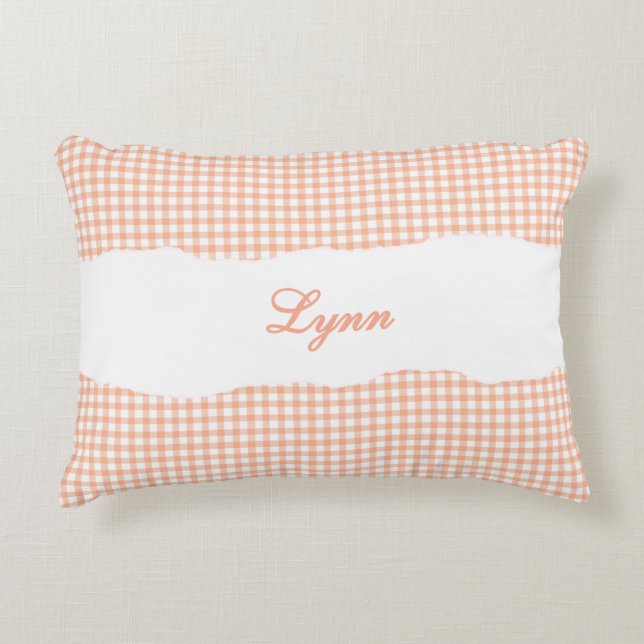 Rustikales orangefarbenes Gingham mit personalisie Dekokissen (Vorderseite)