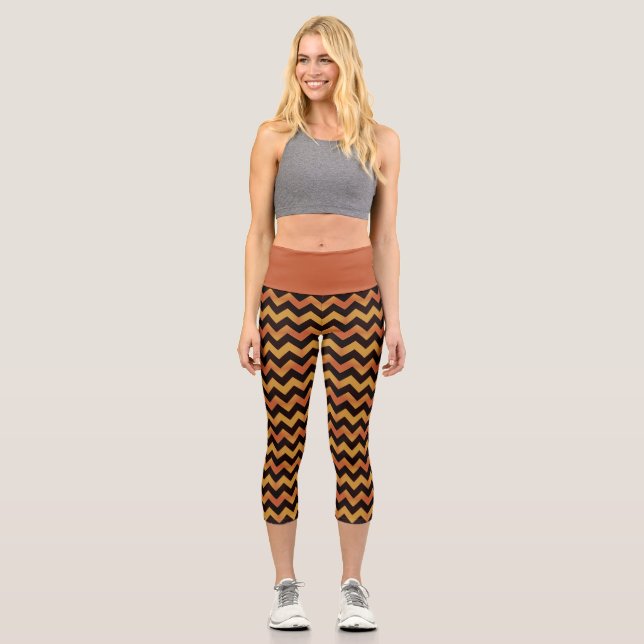 Rustikales Orangengelb und schwarz-Zag-Muster Capri Leggings (Vorderseite)