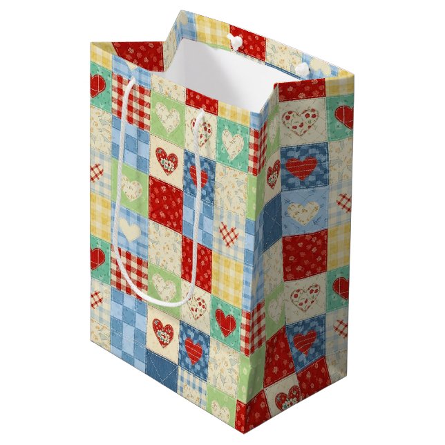 Rustikales Patchwork-Herzen-Picknick-Muster Mittlere Geschenktüte (Vorderseite Schrägansicht)