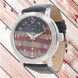 Rustikales Patriotic Red White Blue US Flaggensegm Armbanduhr<br><div class="desc">Dieses patriotische Uhrengesicht wurde mit einem Teil meines Fotos eines ungezornten Winkelsegments eines US-Flaggen-Set über einem rustikal gekrackten Holzstück entworfen. Das Design umfasst weiße Zahlen und äußere Ringelemente.</div>