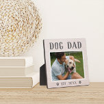 Rustikales Personalisiert Dog Vater Foto Fotoplatte<br><div class="desc">Dieses hübsche Holzschild macht aus einem unvergesslichen Vatertag oder Geburtstagsgeschenk für ein spezielles Haustier. Design hat ein beliebtes Foto mit "Hund Vater" oben in rustikalen Schriften. Personalisieren Sie mit dem Jahr,  in dem er ein Pelzpapa wurde,  oder fügen Sie eine benutzerdefinierte Nachricht oder Name.</div>