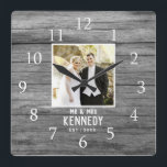 Rustikales Personalisiert Hochzeitstil Foto Wood Quadratische Wanduhr<br><div class="desc">Einzigartige Jubiläumsuhr zum Personalisieren mit Foto,  Name und feststehendem Jahr. Die rustikale Hochzeitsuhr mit einem bedrückten Holzeffekt ist ein großartiges Geschenk für Hochzeiten,  Jubiläen und die neue Zuhause.</div>