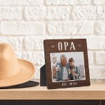 Rustikales Personalisiert Opa Grandpa Foto Fotoplatte<br><div class="desc">Die individuelle Opa-Plakette zum Vatertag,  Geburtstag oder Großelterntag zeigt ein beliebtes Foto seines Enkels oder seiner Enkel mit "Opa" oben in rustikalem Schriftsatz. Personalisieren Sie mit dem Jahr,  in dem er ein Großvater wurde,  oder fügen Sie eine benutzerdefinierte Nachricht oder Name.</div>
