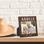 Rustikales Personalisiertes Abuelo Grandpa Foto Fotoplatte<br><div class="desc">Die individuelle Opa-Plakette zum Vatertag,  Geburtstag oder Großelterntag zeigt ein beliebtes Foto seines Enkels oder seiner Enkelkinder mit "Abuelo" oben in rustikaler Schrift. Personalisieren Sie mit dem Jahr,  in dem er ein Großvater wurde,  oder fügen Sie eine benutzerdefinierte Nachricht oder Name.</div>