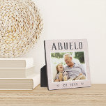 Rustikales Personalisiertes Abuelo Grandpa Foto Fotoplatte<br><div class="desc">Die individuelle Opa-Plakette zum Vatertag,  Geburtstag oder Großelterntag zeigt ein beliebtes Foto seines Enkels oder seiner Enkelkinder mit "Abuelo" oben in rustikaler Schrift. Personalisieren Sie mit dem Jahr,  in dem er ein Großvater wurde,  oder fügen Sie eine benutzerdefinierte Nachricht oder Name.</div>