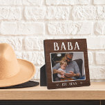 Rustikales Personalisiertes Baba Grandpa Foto Fotoplatte<br><div class="desc">Die individuelle Opa-Plakette zum Vatertag,  Geburtstag oder Großelterntag zeigt ein beliebtes Foto seines Enkels oder seiner Enkel mit "Baba" oben in rustikalem Schriftsatz. Personalisieren Sie mit dem Jahr,  in dem er ein Großvater wurde,  oder fügen Sie eine benutzerdefinierte Nachricht oder Name.</div>