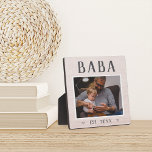 Rustikales Personalisiertes Baba Grandpa Foto Fotoplatte<br><div class="desc">Die individuelle Opa-Plakette zum Vatertag,  Geburtstag oder Großelterntag zeigt ein beliebtes Foto seines Enkels oder seiner Enkel mit "Baba" oben in rustikalem Schriftsatz. Personalisieren Sie mit dem Jahr,  in dem er ein Großvater wurde,  oder fügen Sie eine benutzerdefinierte Nachricht oder Name.</div>