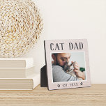 Rustikales Personalisiertes Cat Vater Foto Fotoplatte<br><div class="desc">Dieses hübsche Holzschild macht aus einem unvergesslichen Vatertag oder Geburtstagsgeschenk für ein spezielles Haustier. Design hat ein beliebtes Foto mit "Cat Vater" oben in rustikalen Schriften. Personalisieren Sie mit dem Jahr,  in dem er ein Pelzpapa wurde,  oder fügen Sie eine benutzerdefinierte Nachricht oder Name.</div>