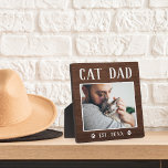 Rustikales Personalisiertes Cat Vater Foto Fotoplatte<br><div class="desc">Dieses hübsche Holzschild macht aus einem unvergesslichen Vatertag oder Geburtstagsgeschenk für ein spezielles Haustier. Design hat ein beliebtes Foto mit "Cat Vater" oben in rustikalen Schriften. Personalisieren Sie mit dem Jahr,  in dem er ein Pelzpapa wurde,  oder fügen Sie eine benutzerdefinierte Nachricht oder Name.</div>