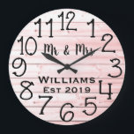 Rustikales, Personalisiertes, gerötetes Holz Große Wanduhr<br><div class="desc">Ein schönes, einzigartiges, einzigartiges personalisiertes Design, das einen schwarzen personalisierten Namen in einem Skript-Schriftart-Overlay-Design und den Nachnamen und das letzte Jahr in einem fett geschriebenen Skript mit einem grauen, bedrückten Holzhintergrund. Personalisieren Sie diese Uhr durch Hinzufügen Ihrer persönlichen Daten. Macht eine große Hochzeit, Jahrestag oder Hauswärme Geschenk. Klicken Sie auf...</div>