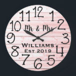 Rustikales, Personalisiertes, gerötetes Holz Große Wanduhr<br><div class="desc">Ein schönes, einzigartiges, einzigartiges personalisiertes Design, das einen schwarzen personalisierten Namen in einem Skript-Schriftart-Overlay-Design und den Nachnamen und das letzte Jahr in einem fett geschriebenen Skript mit einem grauen, bedrückten Holzhintergrund. Personalisieren Sie diese Uhr durch Hinzufügen Ihrer persönlichen Daten. Macht eine große Hochzeit, Jahrestag oder Hauswärme Geschenk. Klicken Sie auf...</div>